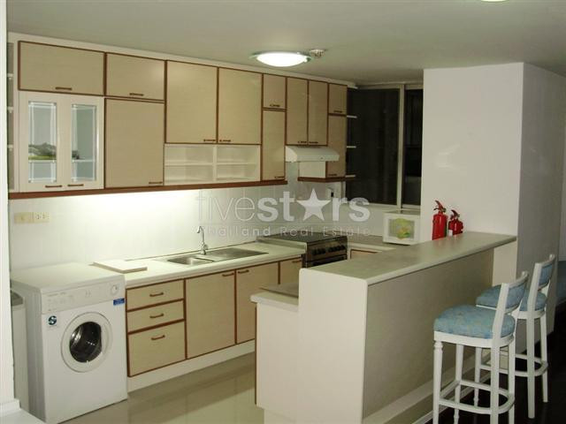 à Bangkok, appartement spacieux de 102 m² habitable avec 2 chambres quartier Ekamai