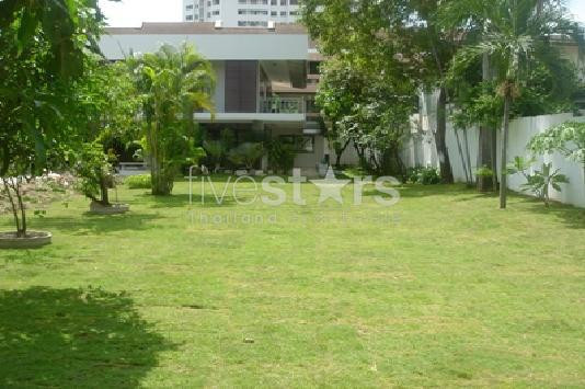 Nice 3 bedrooms house with Large Garden Phromphong area