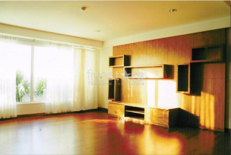 à Bangkok, appartement spacieux avec 3 chambres quartier Yennakard
