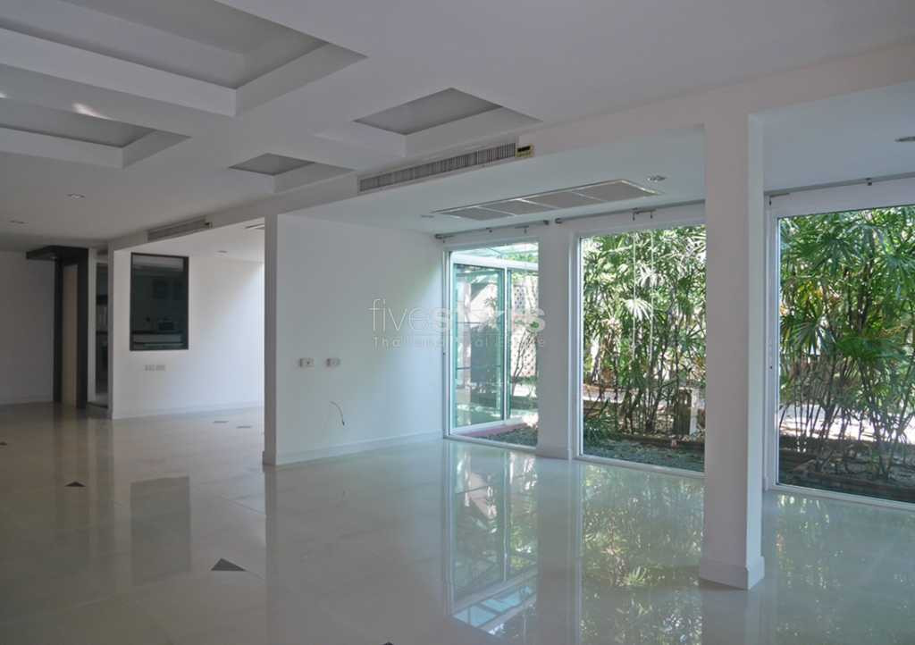 maison avec 4 chambres à louer quartier Ekamai, photo 3