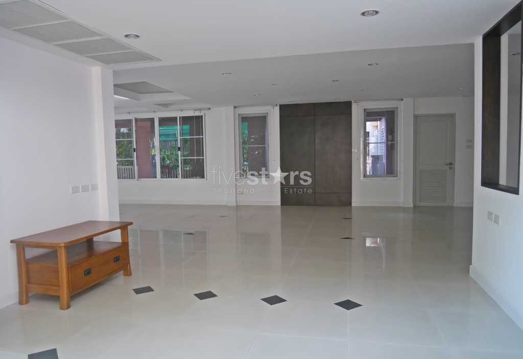 maison avec 4 chambres à louer quartier Ekamai, photo 4
