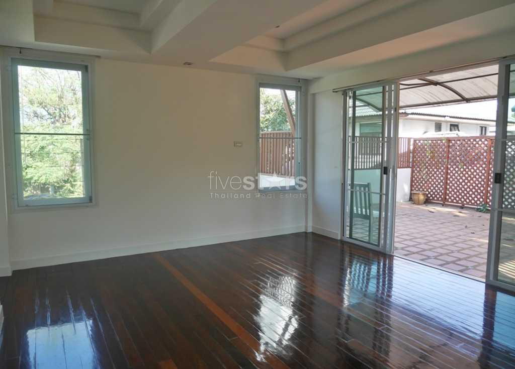maison avec 4 chambres à louer quartier Ekamai, photo 6