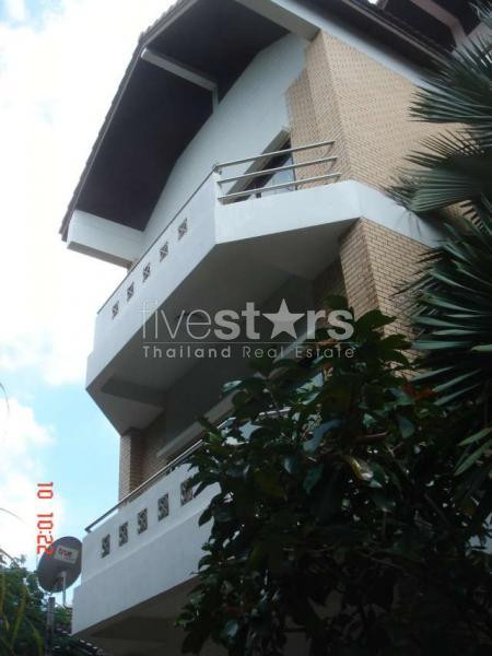 In Bangkok, a wonderful 4 bedrooms house, Sathorn area