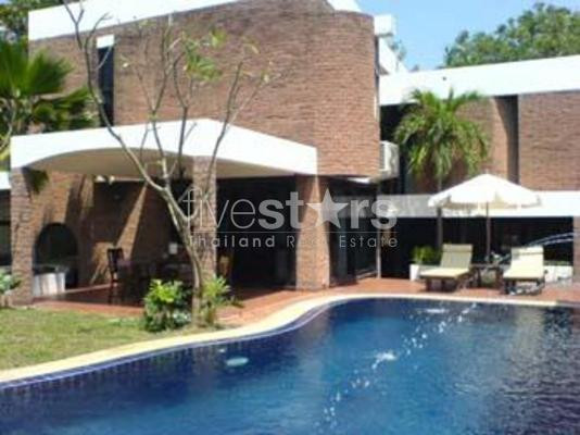 à Bangkok, charmante maison avec 4 chambres et piscine privée quartier On nut.