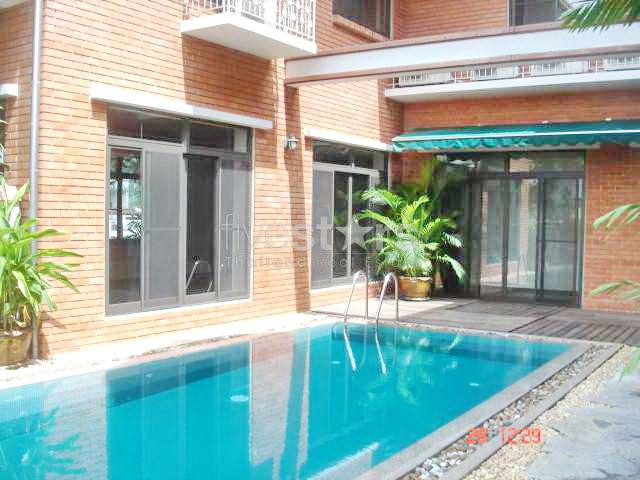 à Bangkok, jolie maison privée avec 6 chambres et piscine privée quartier Prompong, photo 2
