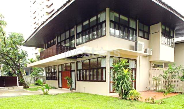 à Bangkok, jolie maison avec 5 chambres récemment refait à neuf quartier prompong