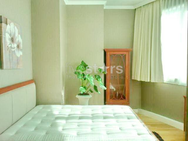 à Bangkok, appartement moderne avec 2 chambres, situé au coeur de la ville.