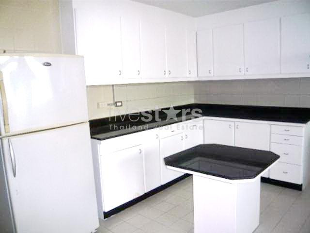 à Bangkok, appartement avec 3 chambres récemment refait à neuf, quartier Sukhumvit.