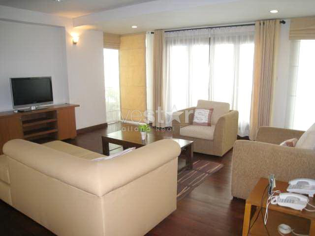 quartier Sukhumvit, appartement moderne avec 3 chambres proche du BTS Prompong.