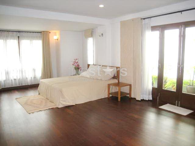 quartier Sukhumvit, appartement moderne avec 3 chambres proche du BTS Prompong., photo 3