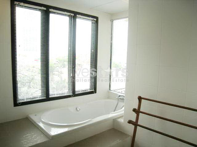 quartier Sukhumvit, appartement moderne avec 3 chambres proche du BTS Prompong., photo 6