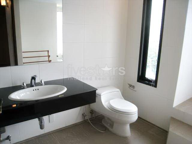 quartier Sukhumvit, appartement moderne avec 3 chambres proche du BTS Prompong., photo 7