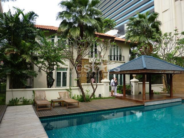 maison avec 4 chambres et piscine privée proche du parc Lumpini et du BTS Ploenchit