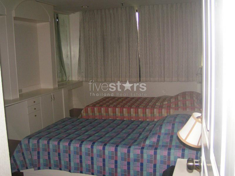 à Bangkok, dans le quartier Ploenchit, un appartement moderne avec 2 chambres