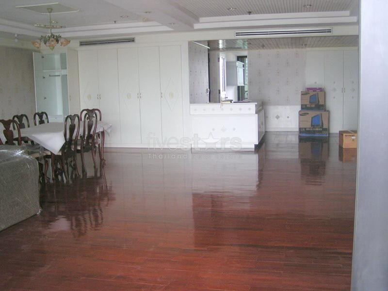 à Bangkok, dans le quartier Ploenchit, un appartement moderne avec 2 chambres, photo 3