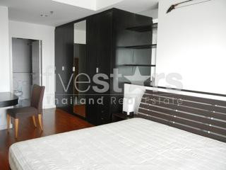 à Bangkok, quartier Sathorn-Narathiwat, un joli duplex avec 2 chambres proche de la station BRT (bus)