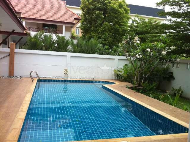jolie maison avec 4 chambres et piscine privée facile d'accès au lycée Francais