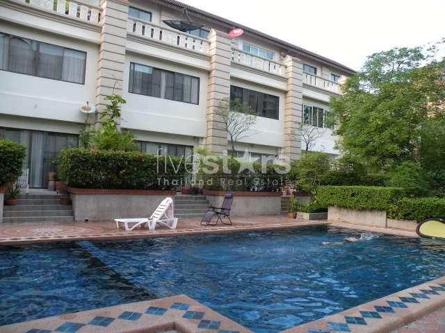 à Bangkok, townhouse spacieux avec 4 chambres sur 4 étages dans une residence privée quartier Tonglor