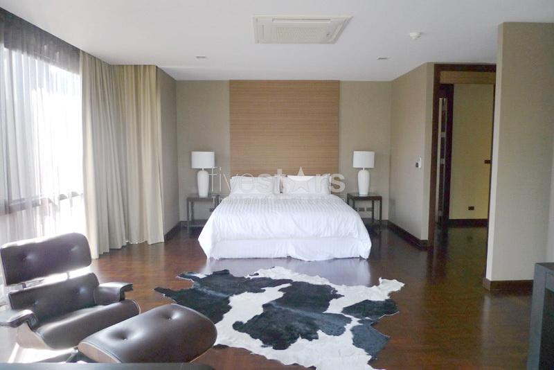 à Bangkok, superbe appartement moderne avec 2 chambres proche de la station BTS Ekamai