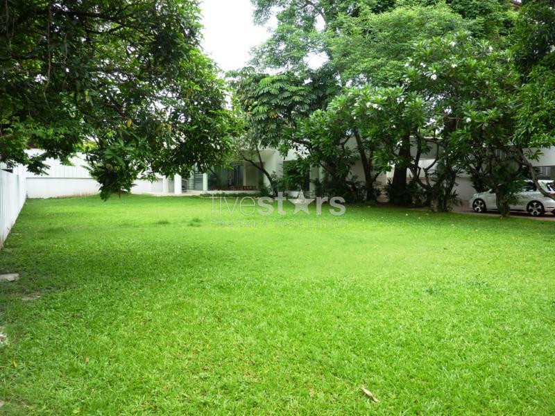 in Bangkok, nice 3 bedroom house with a huge private garden close to Tonglor BTS station