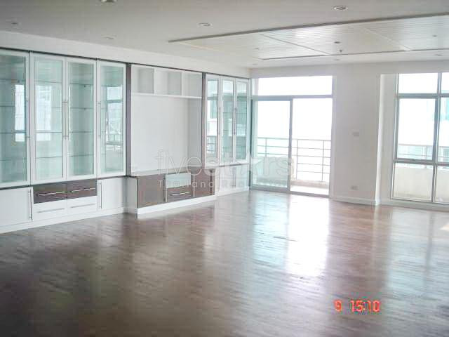 à Bangkok , quartier Sukhumvit - Ploenchit, un appartement moderne avec 4 chambres, photo 3