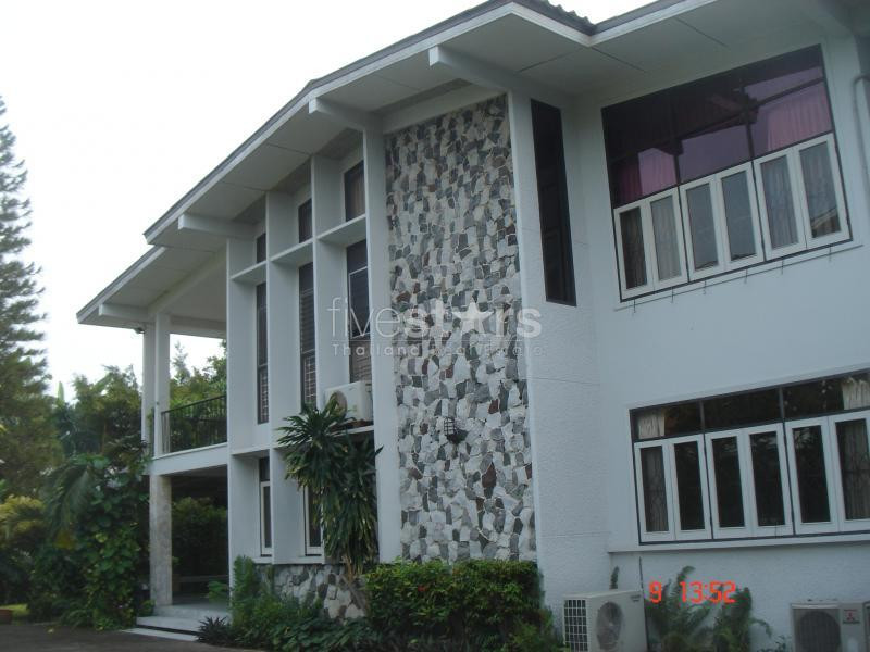 Grande maison avec 5 chambres à louer quartier Thonglor