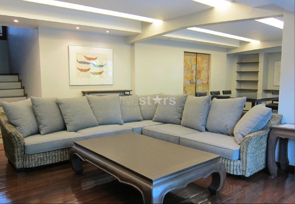 à Bangkok, sur Sathorn road, une maison traditionnelle style thaï avec 2 chambres