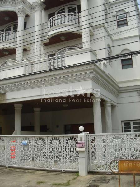 à Bangkok, quartier Phahonyothin, une maison spacieuse de 320m2 au style colonial avec 5 chambres