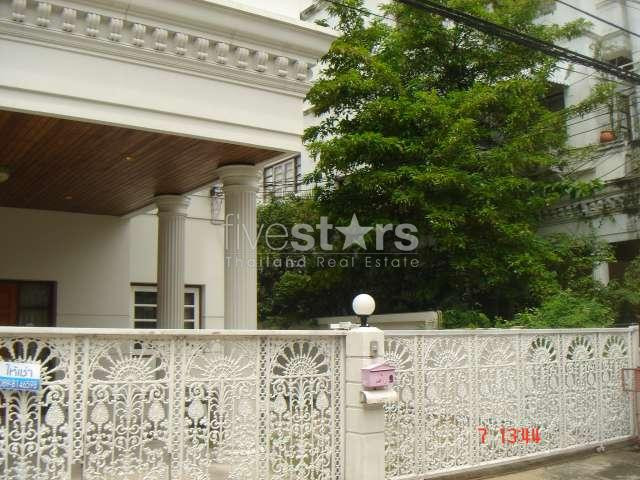 à Bangkok, quartier Phahonyothin, une maison spacieuse de 320m2 au style colonial avec 5 chambres, photo 2