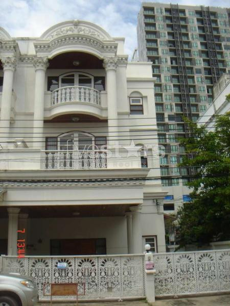 à Bangkok, quartier Phahonyothin, une maison spacieuse de 320m2 au style colonial avec 5 chambres, photo 3