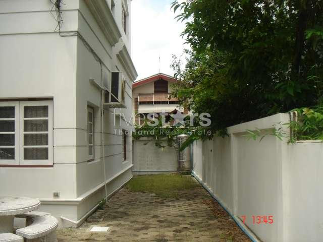 à Bangkok, quartier Phahonyothin, une maison spacieuse de 320m2 au style colonial avec 5 chambres, photo 4