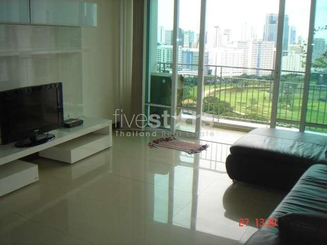 à Bangkok, quartier Ratchadamri, un bel appartement avec 2 chambres disposant d'une vue panoramique sur le Polo Park, photo 2