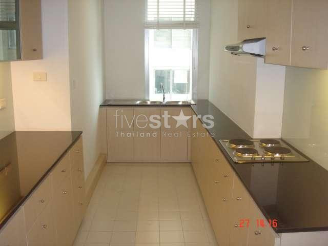 à Bangkok, quartier Ratchadamri, un bel appartement avec 2 chambres disposant d'une vue panoramique sur le Polo Park, photo 4