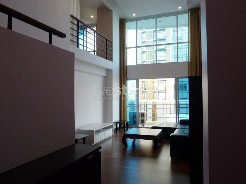 à Bangkok, appartement duplex avec 2 chambres et une jolie vue dégagée