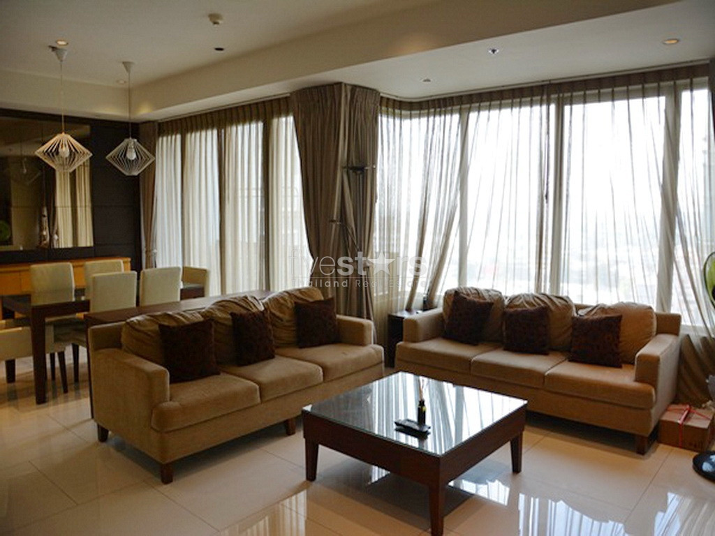 à Bangkok, appartement modern avec 2 chambres dans un immeuble de standing quartier Prompong