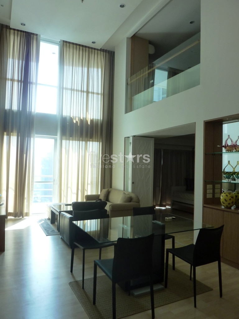 Condo en duplex de 2 chambres à louer à proximité de la station BTS Ratchadamri