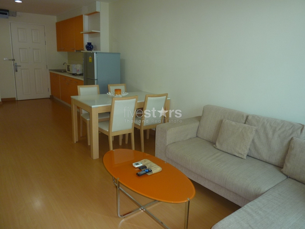 nice fully furnished 2 bedroom located in a quiet street near BTS Prakhanong.