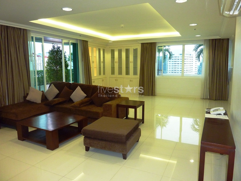 Appartement duplex avec 4 chambres à louer quartier Phrompong, photo 2