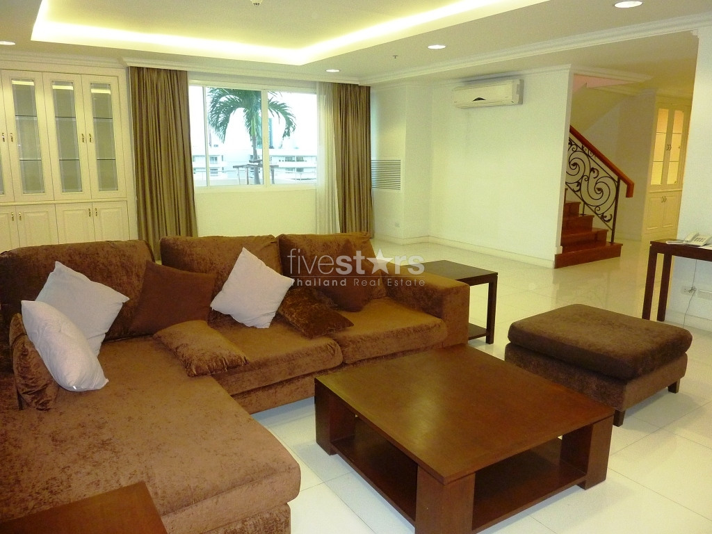 Appartement duplex avec 4 chambres à louer quartier Phrompong