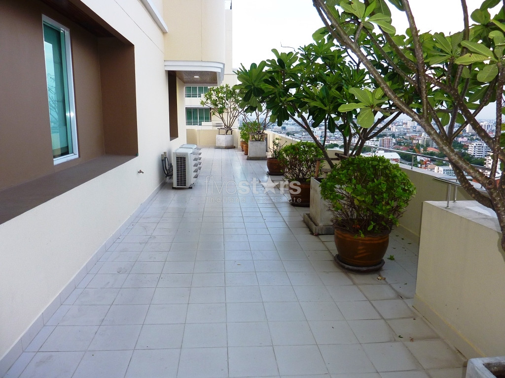 Appartement duplex avec 4 chambres à louer quartier Phrompong, photo 3