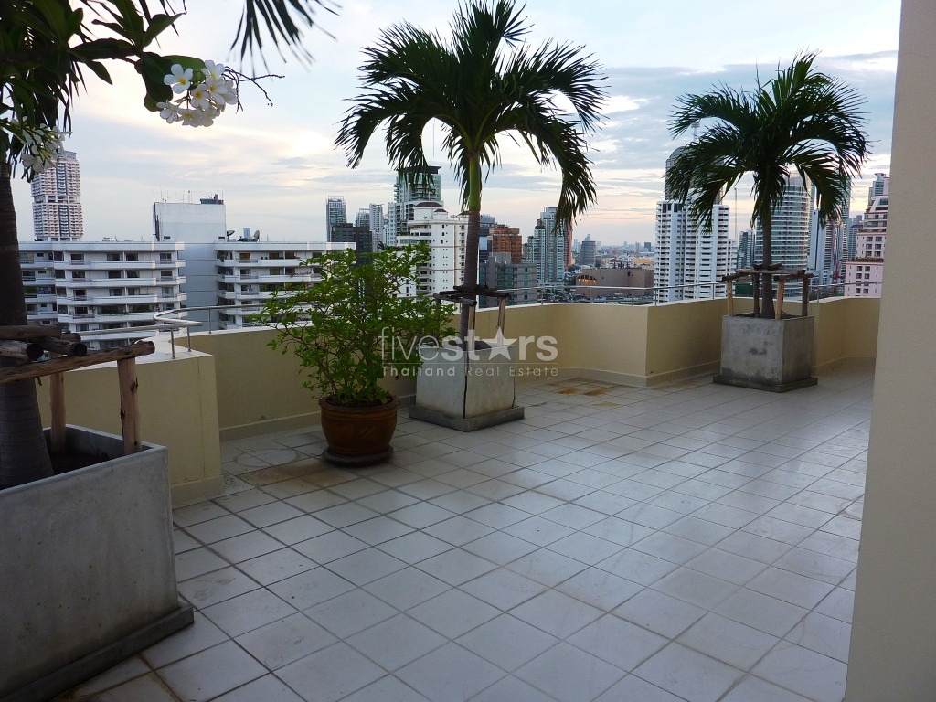 Appartement duplex avec 4 chambres à louer quartier Phrompong, photo 4