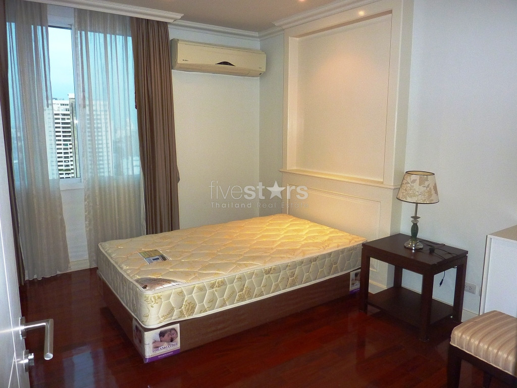 Appartement duplex avec 4 chambres à louer quartier Phrompong, photo 9