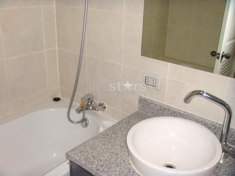 2 bedroom low rise condominium for rent close to BTS Prompong, photo 6