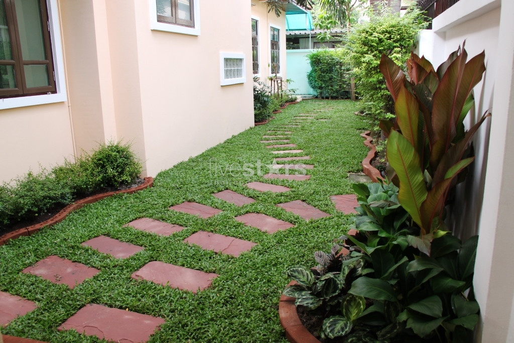 Modern house, 3 bedroom partly furnished, closed to BTS Ekamai, photo 3