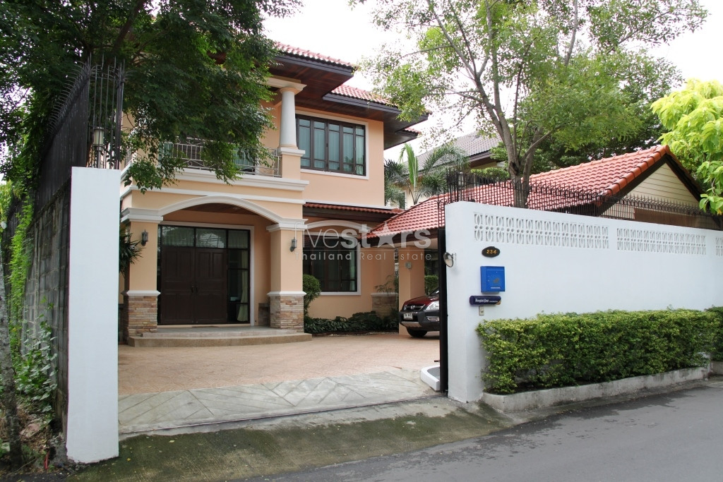 Modern house, 3 bedroom partly furnished, closed to BTS Ekamai