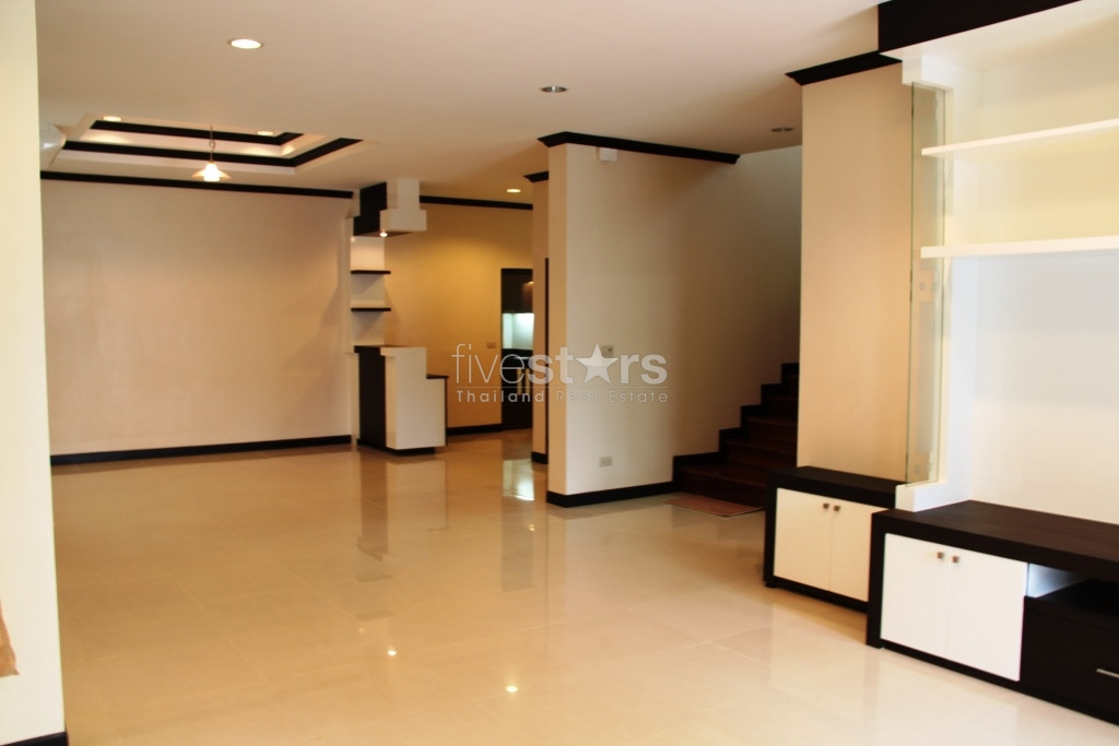 Modern house, 3 bedroom partly furnished, closed to BTS Ekamai, photo 4
