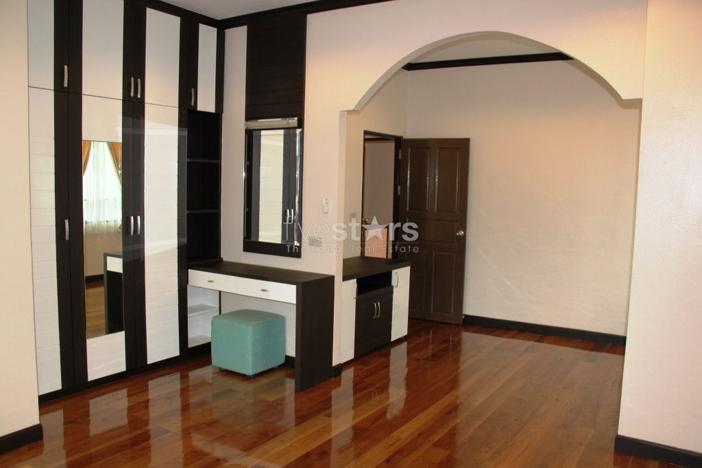 Modern house, 3 bedroom partly furnished, closed to BTS Ekamai, photo 10