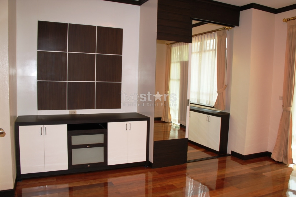 Modern house, 3 bedroom partly furnished, closed to BTS Ekamai, photo 6