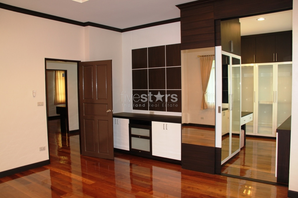 Modern house, 3 bedroom partly furnished, closed to BTS Ekamai, photo 9