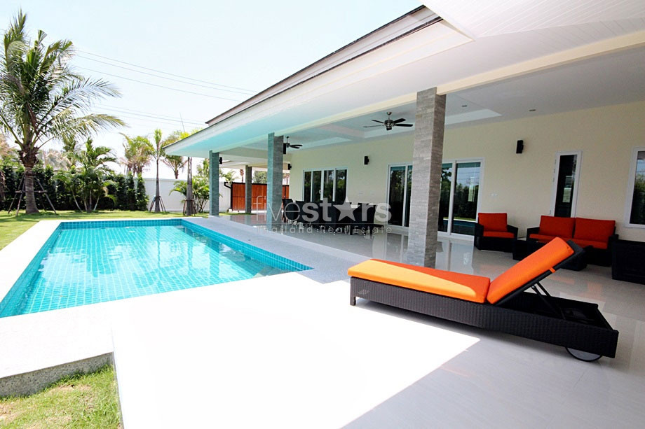 Spacieuse villa avec piscine dans un jardin tropical